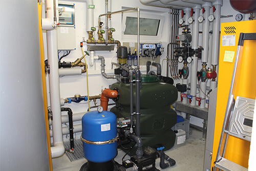 Technikraum für Brunnen mit Vorratsbehälter und Filteranlage